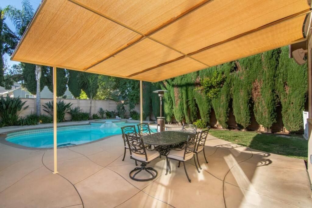 Large Home With Pool + Jacuzzi Лос-Анджелес Экстерьер фото