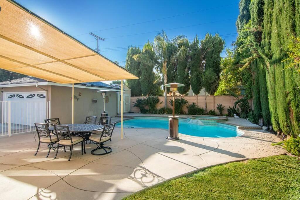 Large Home With Pool + Jacuzzi Лос-Анджелес Экстерьер фото